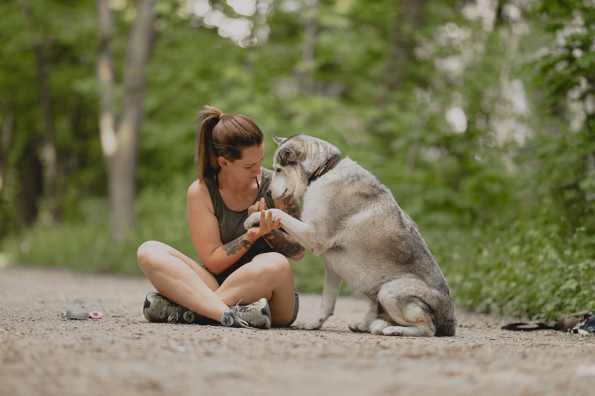 Sarah und Nanook gemeinsam im Wald